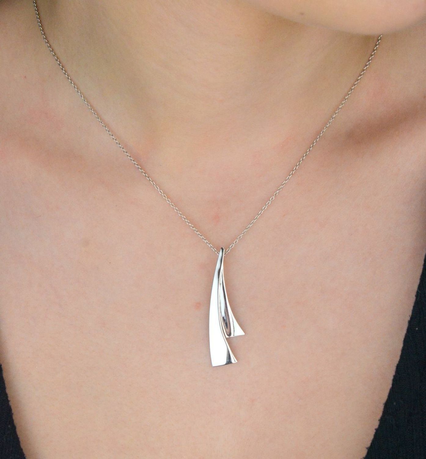 Elegancki srebrny naszyjnik próba 925 z geometryczną zawieszką. Długość naszyjnika 40 cm + 5 cm przedłużenie, waga 3,97 g. Doskonały wybór na prezent.1.jpg